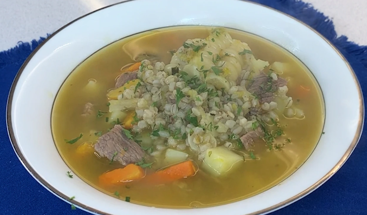 Ensalada de pimientos asados atún y huevo con sopa de trigo con carne